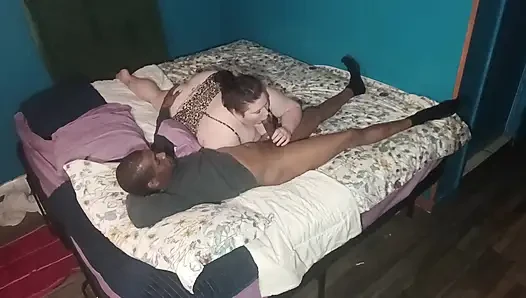 Büyük uzun büyük zenci yarağı ile eğlenceli sikişiyor