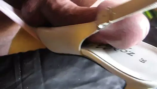 Anne içinde kanun ayakkabı becerdin