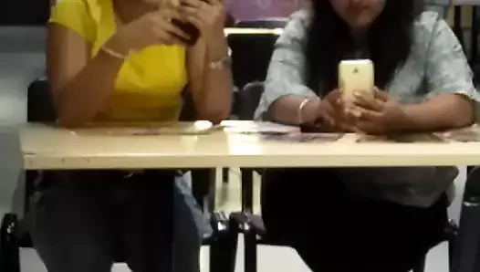 Sarı tişörtlü büyük emilebilir memeler