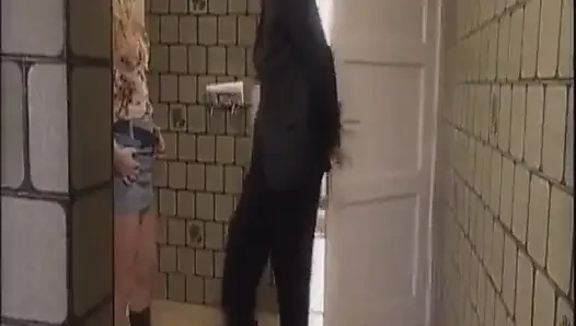 Büyük memeli sarışın Alman nostaljik yaş boşluğunda anal sikiliyor