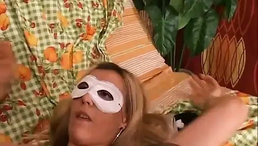 Evli çift büyük yarağı maskeli bir şekilde emiyor