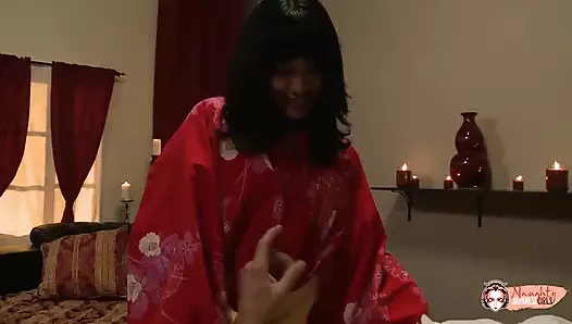 Bu güçlü kel Amerikalı adam büyük ıslak mutlu sonla Asya masajı istiyor