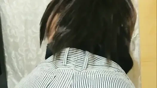 Tamamen çıplak soyunuyor ve kocamın arkadaşına götümü gösteriyorum