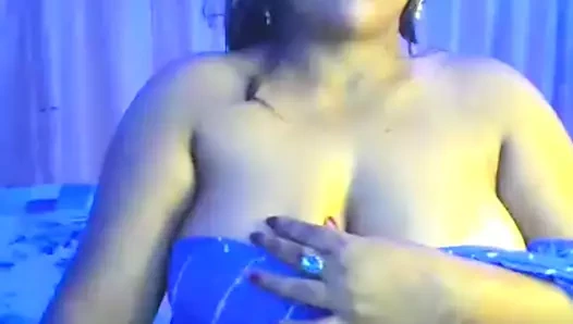 Sıcak desi seksi köy kızı banyodan önce sütü sıkar, dans ederken işemeyi sever, eğlenir, sonra banyo yapar.