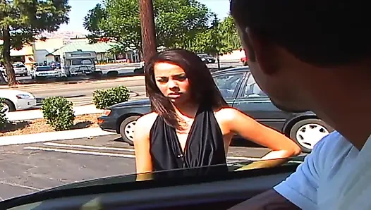 Güzel neşeli kız amını büyük bir yarakla sikiyor