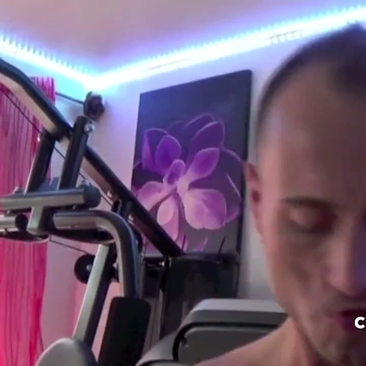Seksi iri güzel kadın straigh arkadaşı tarafından sikiliyor