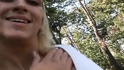 Pirsingli amcık hatun fomr Almanya açık havada işiyor