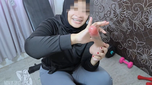 Asyalı tesettürlü kız yanlış bir spor salonu çantası seçiyor, amında dildo ve ağzında yarak - minokiiko