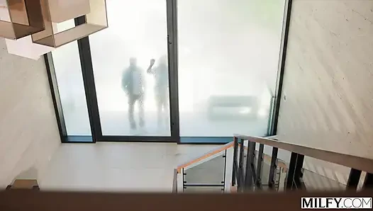 Orta yaşlı seksi yaramaz sarışın ev hanımı Andi Avalon vahşi üçlü grup sekste iki büyük fışkırtıyor