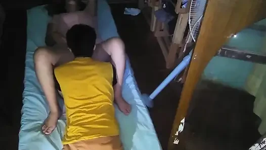 Güzel kız arkadaşımı geceleri emiyor