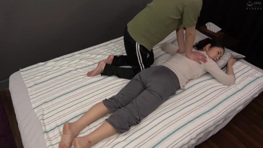 Ona masaj yaparken pantolonumu indiriyorum... - part.1