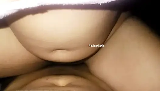 Une bhabhi indienne excitée chevauche une bite