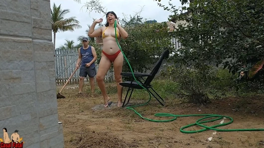 Karım bahçıvanla alay ediyor