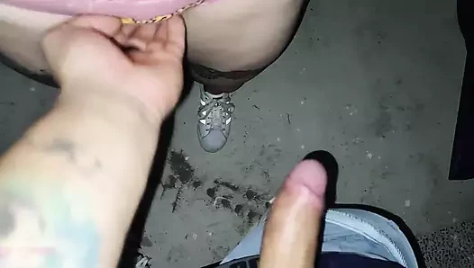 Aldatan evli kadın kulüpten sonra otoparkta bir yabancı tarafından sikiliyor