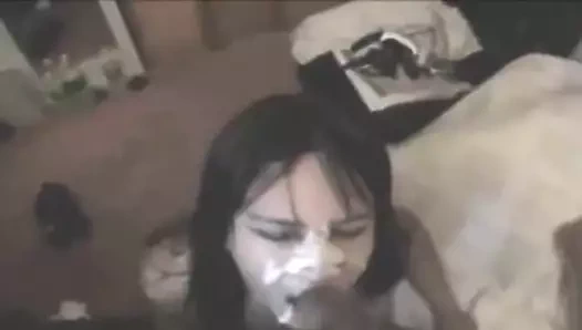 Kıçımı geniş açık ve yüzüme boşalmak için büyük bir yük alıyorum