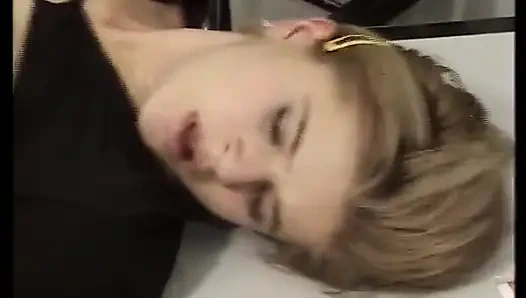 Sevimli Alman genç kızın yüzüne bolca döl boşalıyor