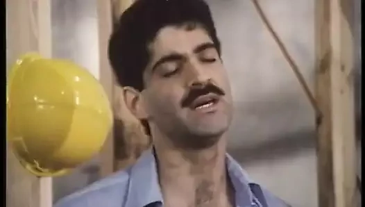 Bir sürü sürtük vücutlarının her yerine sıcak döl alıyor