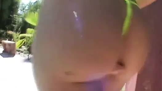 Yaramaz latin bebek rebeca linares, büyük çükünün poposunu cilaladıktan sonra erkek arkadaşının ayaklarını yalamayı seviyor