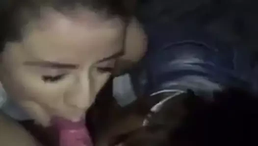 iki aç kızlar benim horoz üzerinde kavga