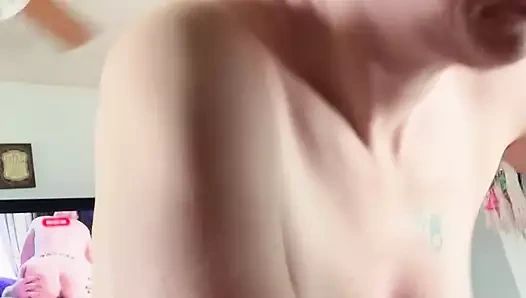 Amatör evli kadın üstte kamera için porno sikişiyor ve büyük göğüsleri zıplıyor