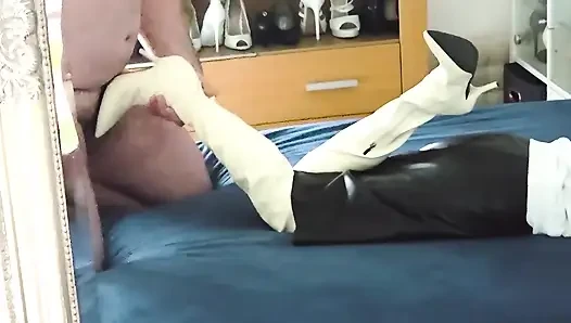Beyaz overknee çizmelerle fantezi romantizmi 36