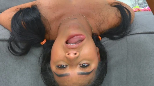 Diş teli takan büyük memeli latin genç kız sahte oyuncu seçmelerinde sikiliyor - latinacasting