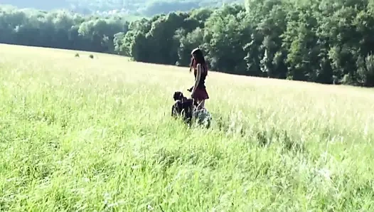 Leydi morgana köpeğiyle dışarı çıkıyor