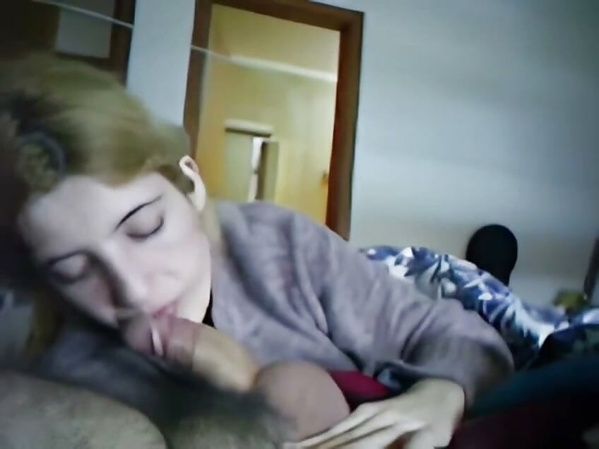 Genç sarışın aşkla yarak emiyor ve sonunda boşalıyor