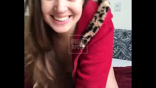 Sarışın büyük götlü tek başına eğleniyor