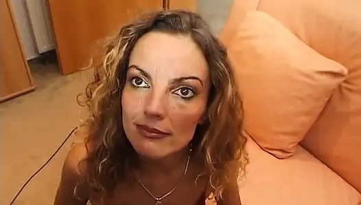 Harika sarışın orta yaşlı seksi fahişe yumuşak yarak emiyor