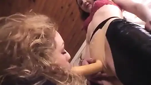 İki edepsiz lezbiyen kemerli sutyenle eğleniyor.