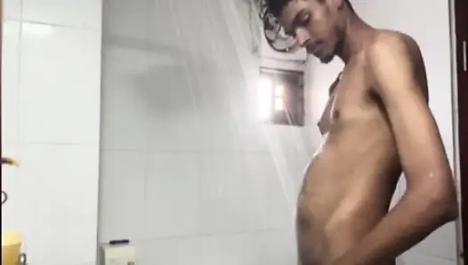 Duş alıyorum ve mastürbasyon yapıyorum