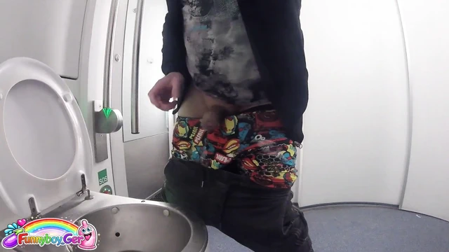 Hareket halindeki trende tuvalete işedim ve sonra seksi iç çamaşırıyla kalın yarağımı sıvazladım. Gelmek üzereydim, ama sonra....