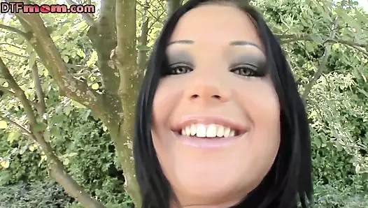 Büyük memeli orta yaşlı seksi kadın binerken güzel yarakla sikişmeyi seviyor