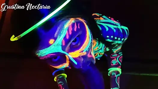 Vahşi ince kızı ultraviyole ışıkta siktim