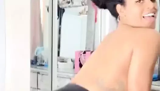 Dominika'da twerk yapıyor