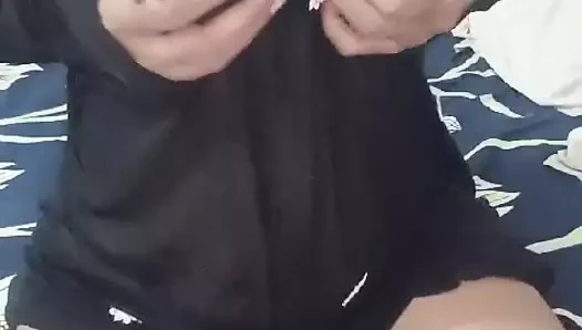 Genç kız görüntülü görüşmede her şeyi gösteriyor