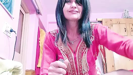 Azgın orta yaşlı seksi kadın tarafından baştan çıkarılan profesyonel model