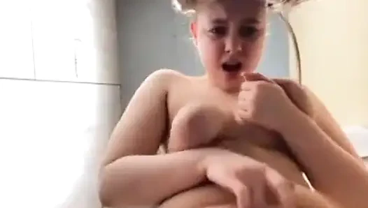 Aşırı. Yakın çekim amcık. Döle otur. çok fışkırt