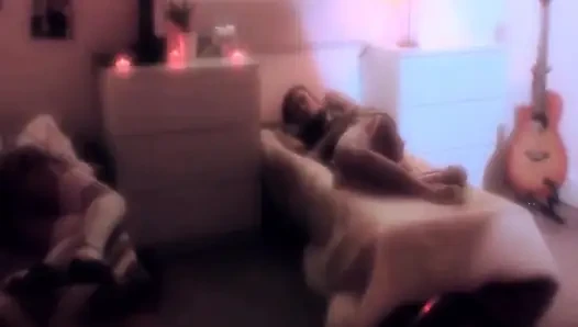 Amcıkların üniversite sahnesi İç çamaşırlı 3 azgın üniversiteli kız grup seks yapıyor ve birlikte yüze boşalmanın tadını çıkarıyor
