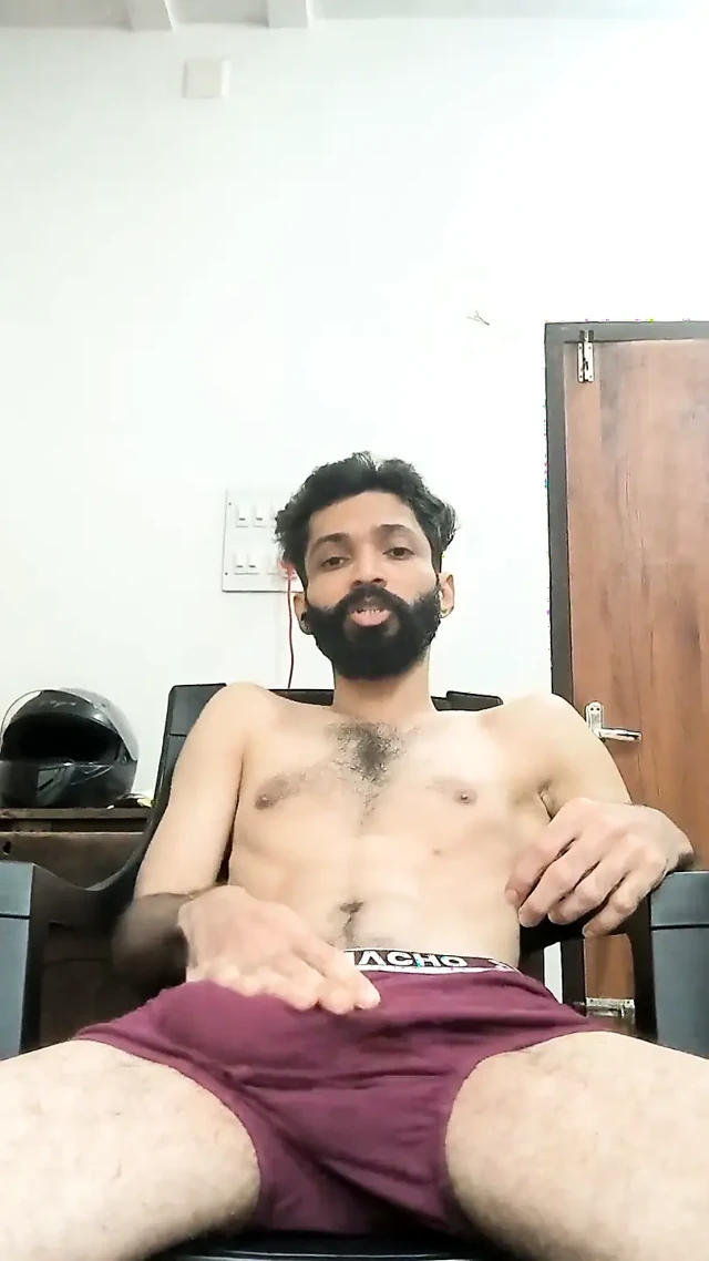 Oğlan büyük döl boşaltıyor