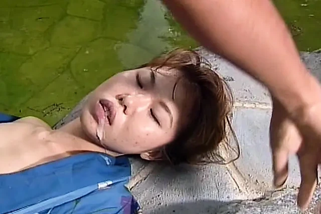 Asyalı sürtük havuzun yanında sikişmeyi seviyor