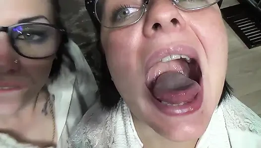 İki iş kadını seni bütün yemeden önce ağızlarıyla ve dilleriyle seni alay ediyor!