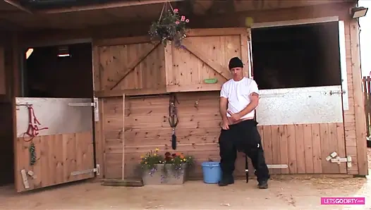 Komik adam diğer sikişi izliyor ve sonra sürtük sarışından anını alıyor