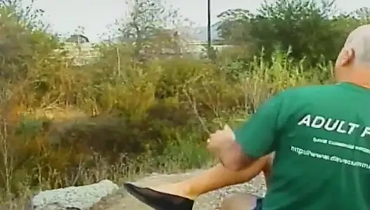 Azgın yaşlı adam piknik alanında sarışın orta yaşlı seksi kadını sikiyor
