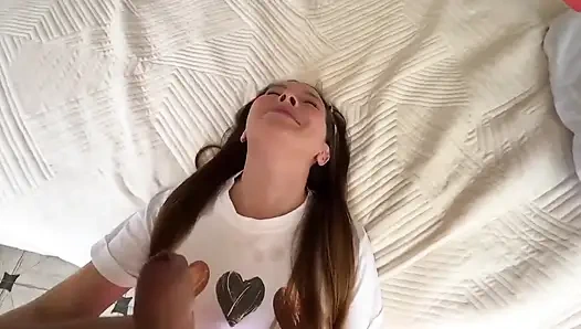 Genç tatlı bir tinka'yı ilk oral seksi için baştan çıkardı