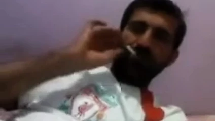 Türk piç sigara içme ve onun canavar horoz okşayarak