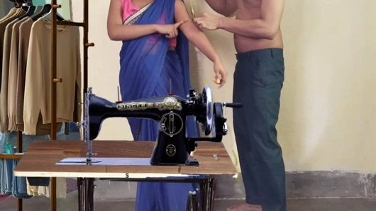Bhabi kapre banne gayi thi, tho tailor ne bhabi ki maje maje se pela