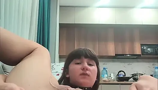 Amatör azgın 18 yaşındaki kız durmadan meme ucu kıskaçlarına boşalıyor anal tıkaç sert bdsm mastürbasyon