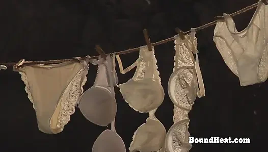 Yaramaz lezbiyen köle azgın dominant sahibe için soyunuyor ve yıkanıyor